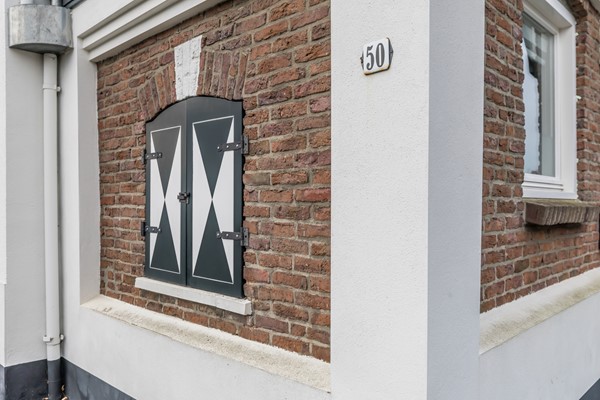 Foto - Te koop: Instapklare, monumentale woning met ruime woonkamer, tuinkamer en echte Amerikaanse veranda op een ruim perceel in Landgraaf.